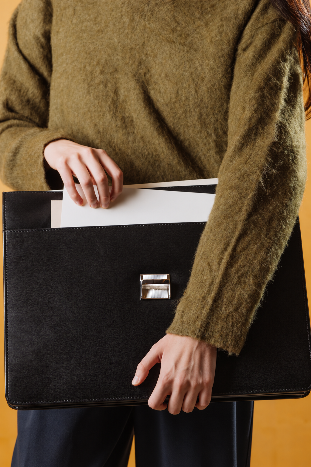 (DE)BRIEF